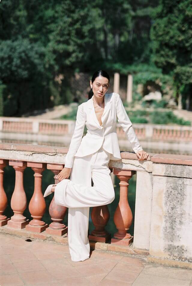 elegancka stylizacja z szerokimi białymi spodniami w duecie z jasnymi szpilkami