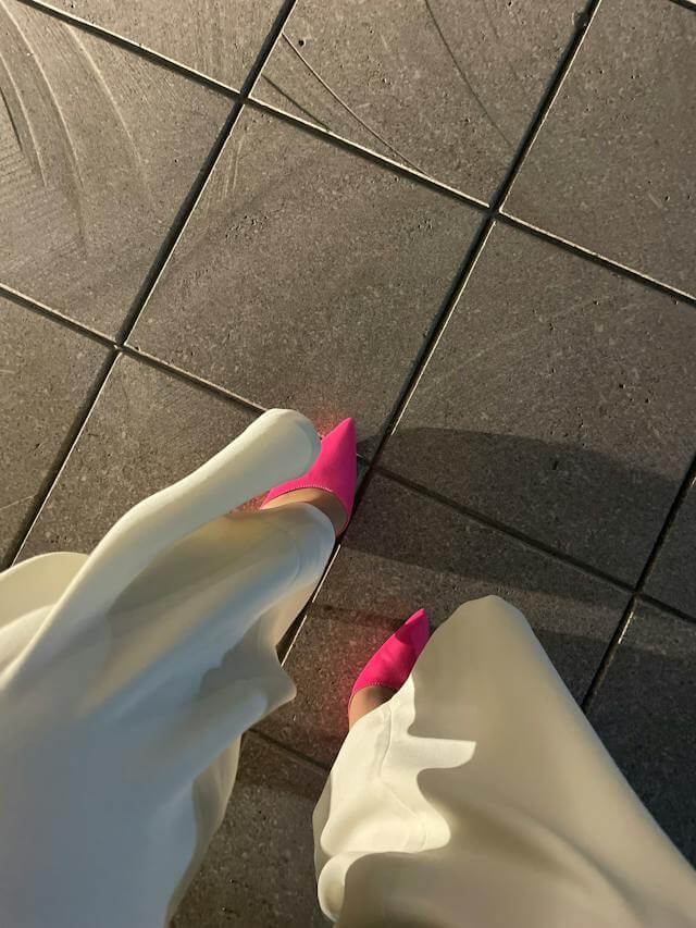 szerokie białe spodnie damskie w stylizacji w różowymi szpilkami